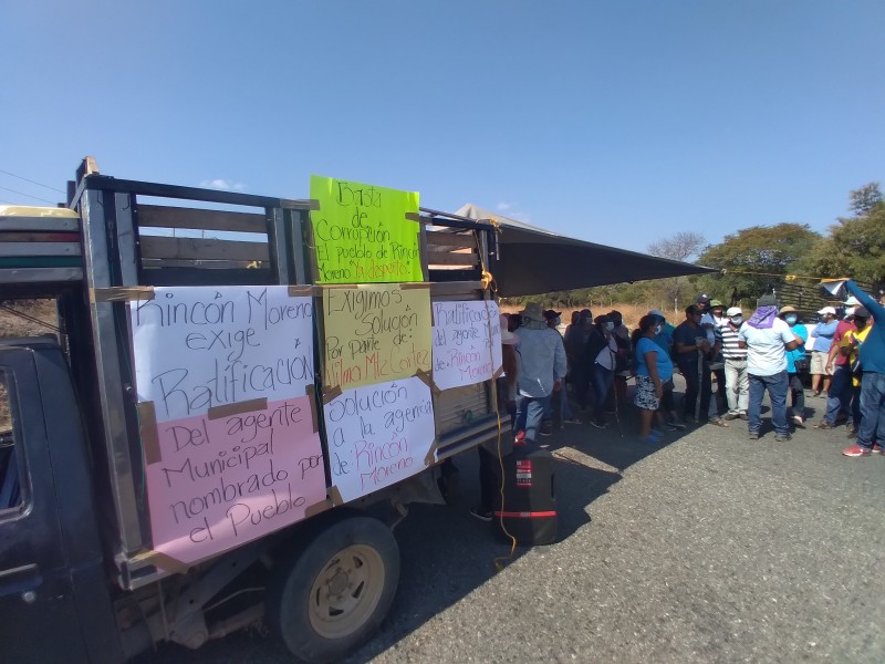 Habitantes de Rincón Moreno bloquean carretera Panamericana en Tehuantepec