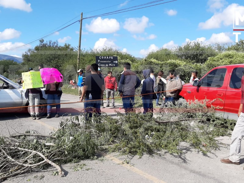 Habitantes de San Bartolo bloquean carretera