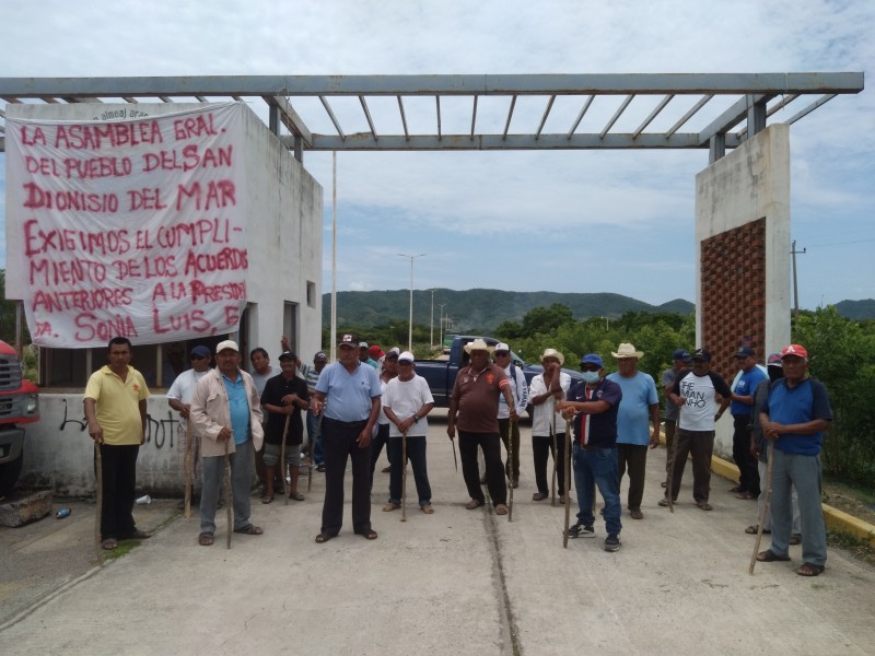 Habitantes de San Dionisio del Mar realizan bloqueo carretero