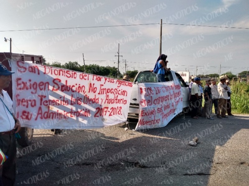 Habitantes de San Dionisio realizan bloqueo en Juchitán