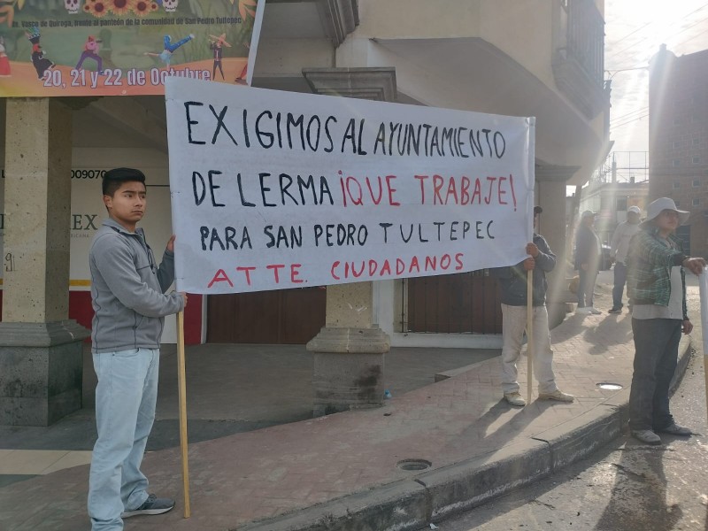 Habitantes de San Pedro Tultepec, exigen servicios públicos dignos.