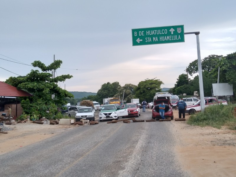 Habitantes de Santa María Huamelula exige obras prioritarias; persiste bloqueo