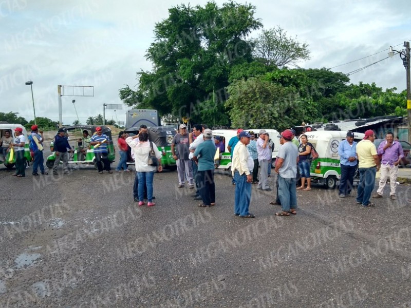 Habitantes de Santa María Xadani realizan bloqueo