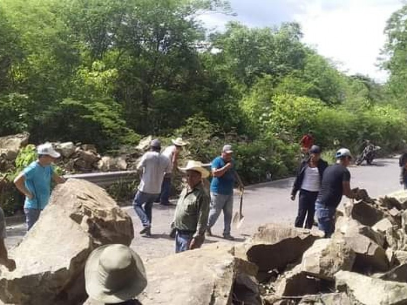 Habitantes de Sierra nayarita liberan carretera bloqueada por deslave