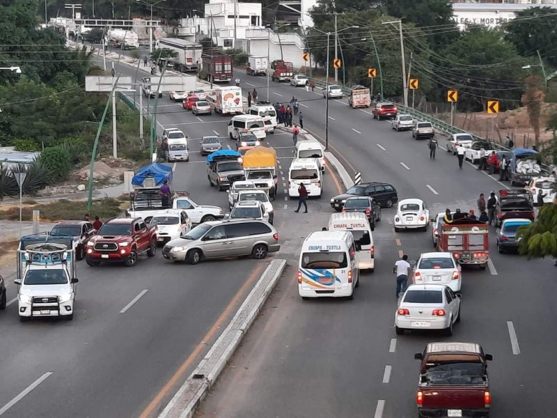 Habitantes de Simojovel bloquean carretera Tuxtla-Chiapa