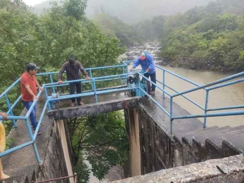 Habitantes de Tatahuicapan cierran presa Yuribia ante incumplimiento municipal