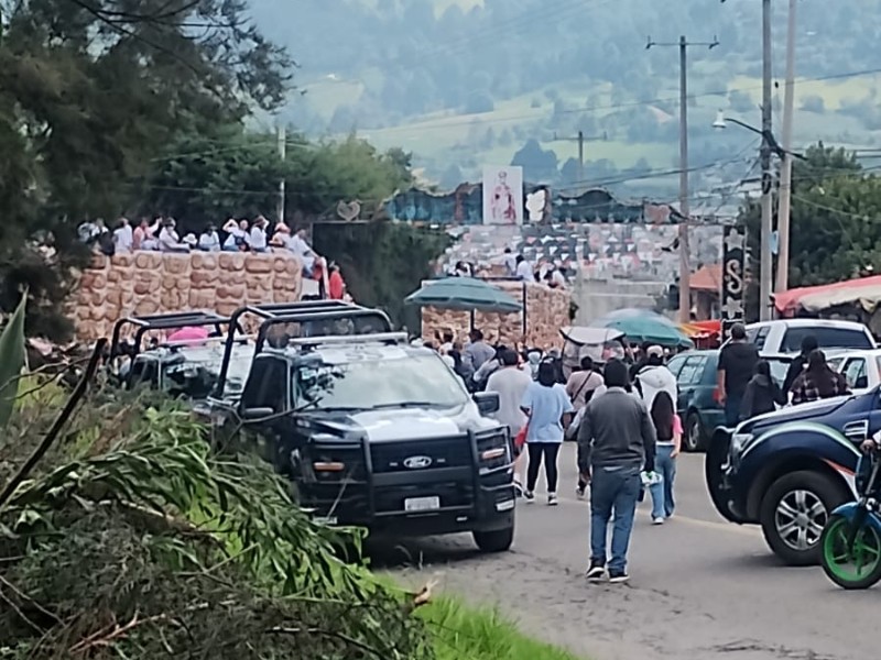 Habitantes de Atlatlahuca celebran la tradicional lluvia de pan