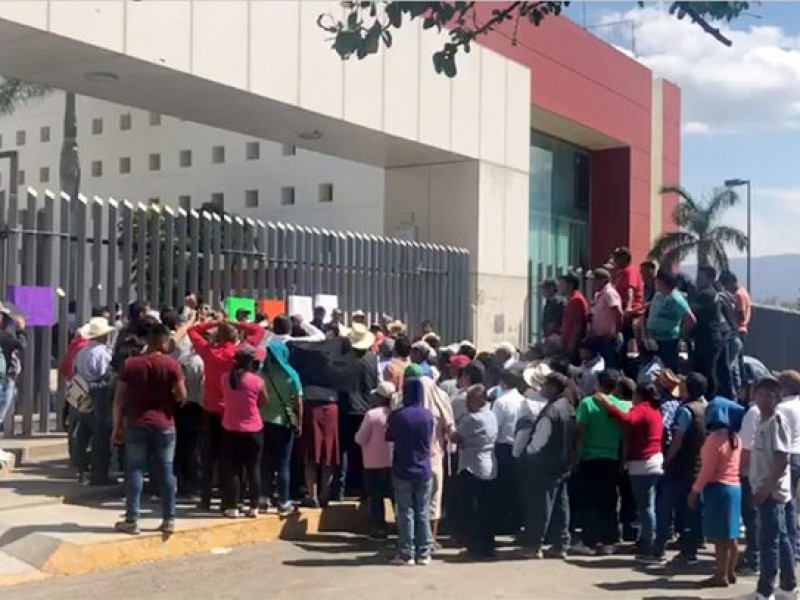 Habitantes de Teopoxco protestan en el congreso local