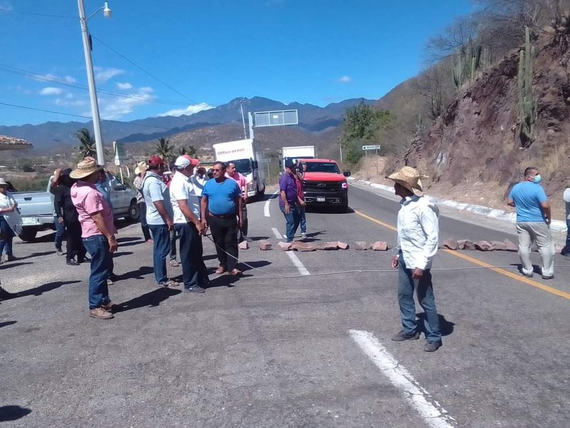 Habitantes de Tequisistlán inician boqueo carretero