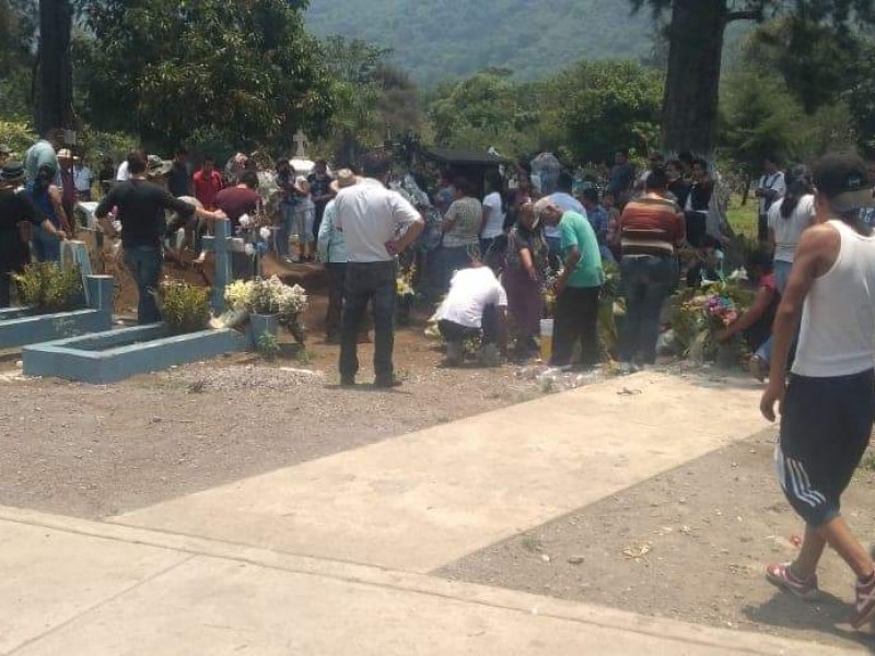 Habitantes de Tlilapan irrumpieron en cementerio para realizar sepelio