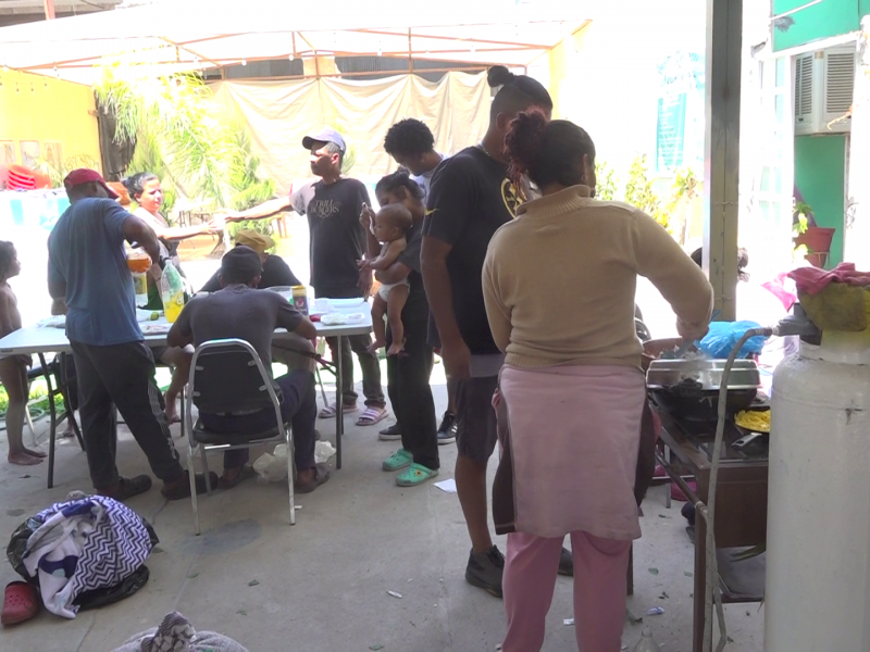 Habitantes de Villas Nazareno tienden la mano a migrantes varados