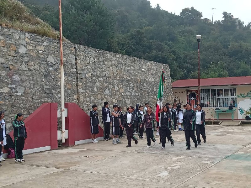 Habitantes de Xacalco son extorsionados por autoridades si hijos no estudian