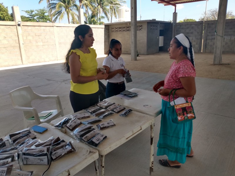 Habitantes de Xadani reciben lentes gratuítos