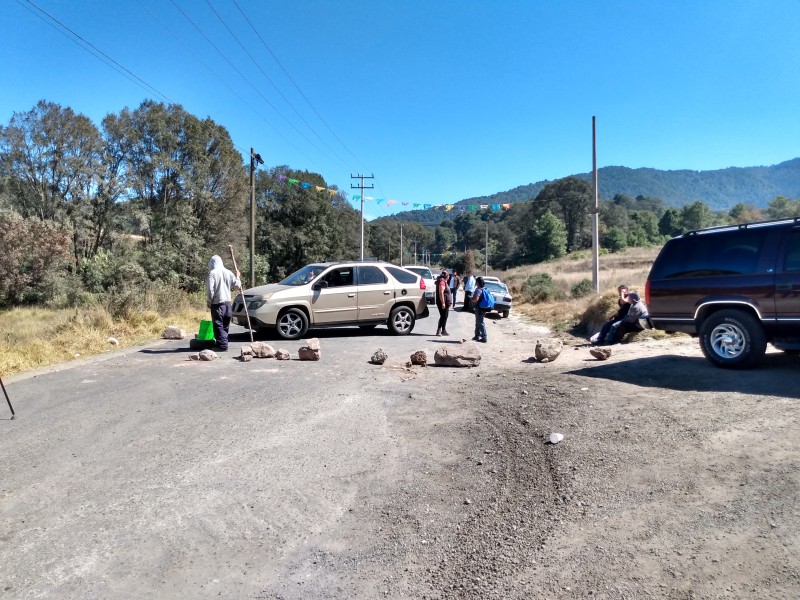 Habitantes de Xochicuautla bloquean acceso a su comunidad