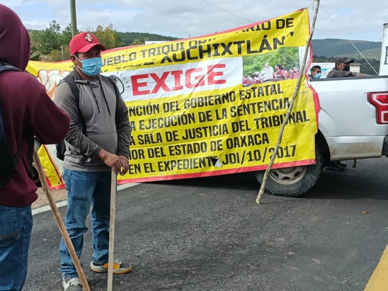 Habitantes de Xochixtlán activan bloqueo carretero en Tlaxiaco