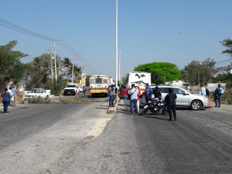 Habitantes del Espinal realizan bloqueo carretero