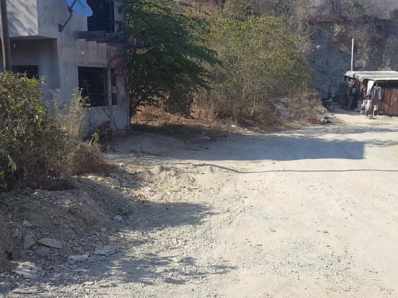 Habitantes piden pavimentación en colonia Lomas del Riscal