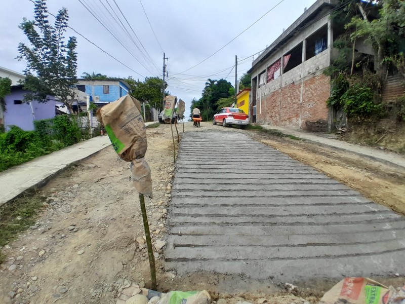 Habitantes rehabilitan rampa en calle Diana Laura