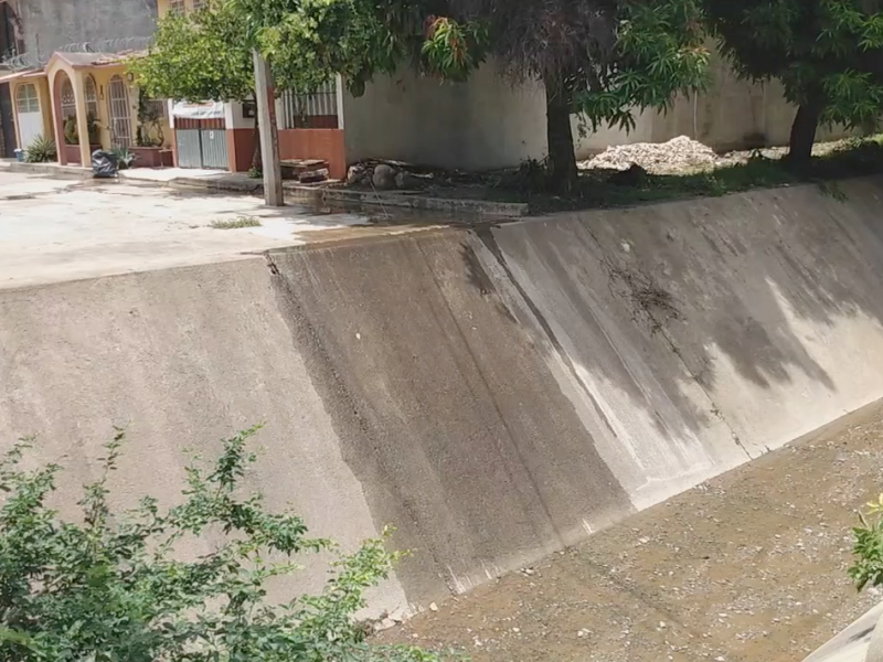 Habitantes reportan fuga de agua atrás del Hospital