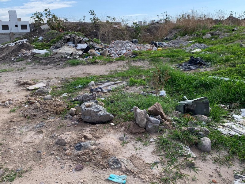 Habitantes siguen tirando basura en drenes