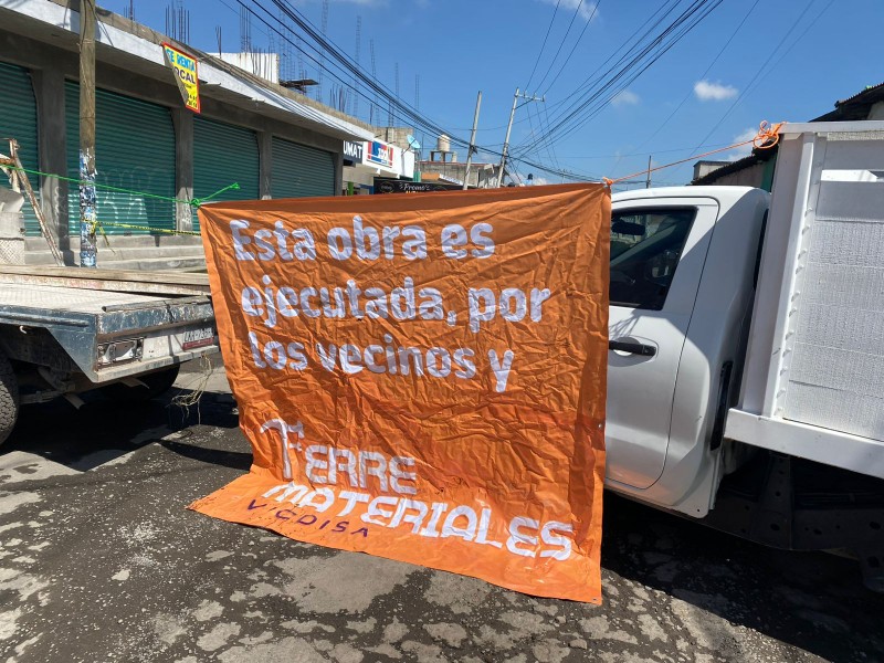Habitantes toman iniciativa y reparan baches en San Pablo Autopan