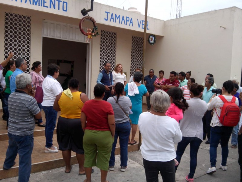 Habitantes toman Palacio Municipal de Jamapa