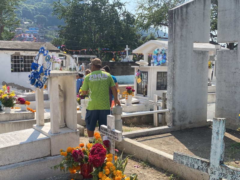 Habitantes vistan a sus “angelitos” en panteones de Zihuatanejo