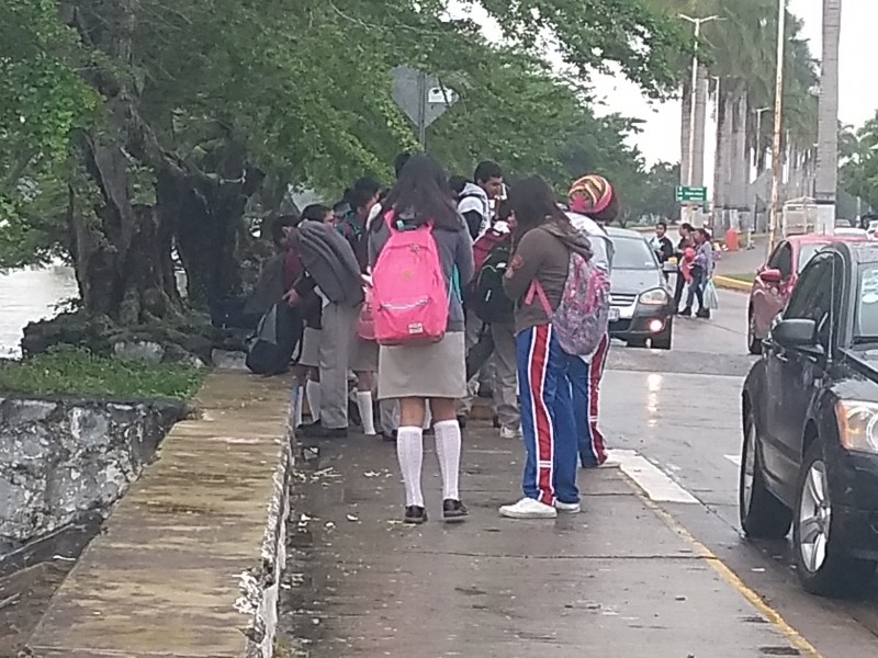 Habrá tolerancia en escuelas ante presencia de lluvia