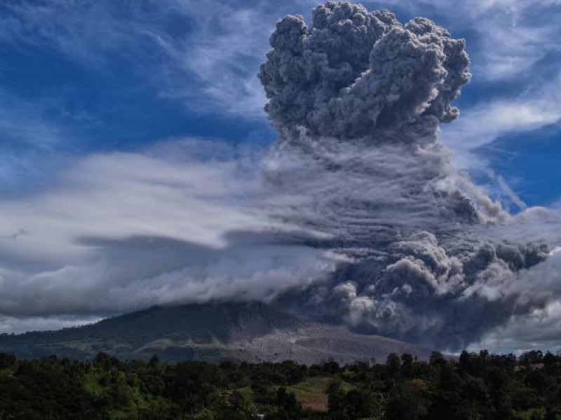 Hace erupción el monte Sinabung en Indonesia