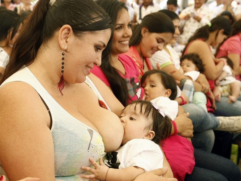 Hace falta normalizar lactancia materna en público