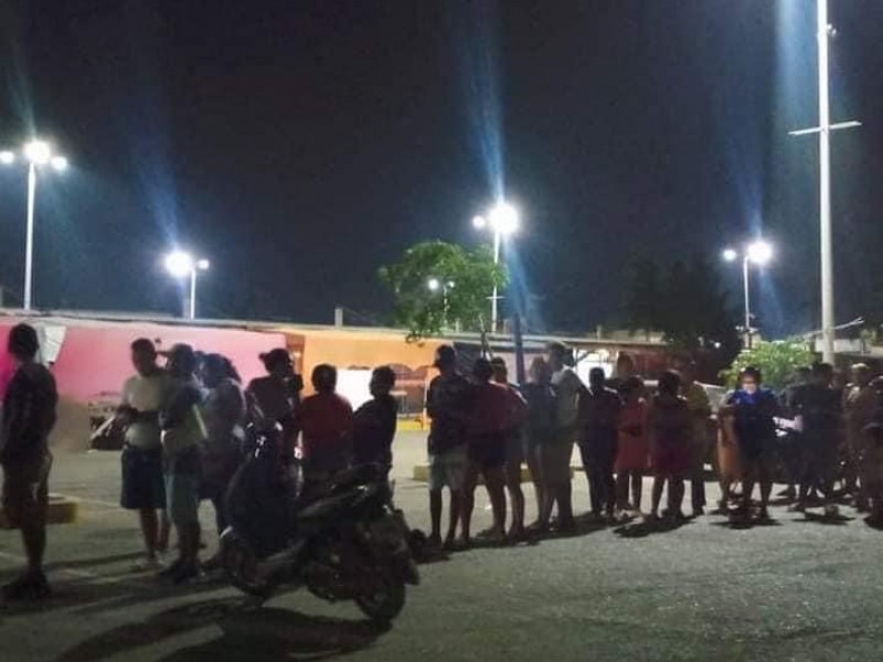 Hacen fila desde un día antes para recibir enseres domésticos