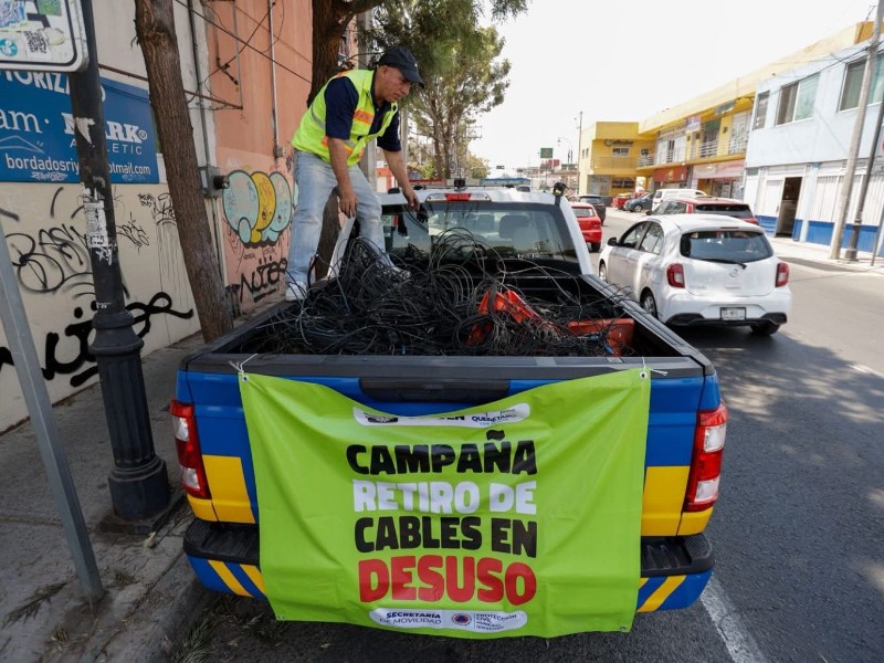 Hacen jornada de retiro de cables en desuso en Querétaro