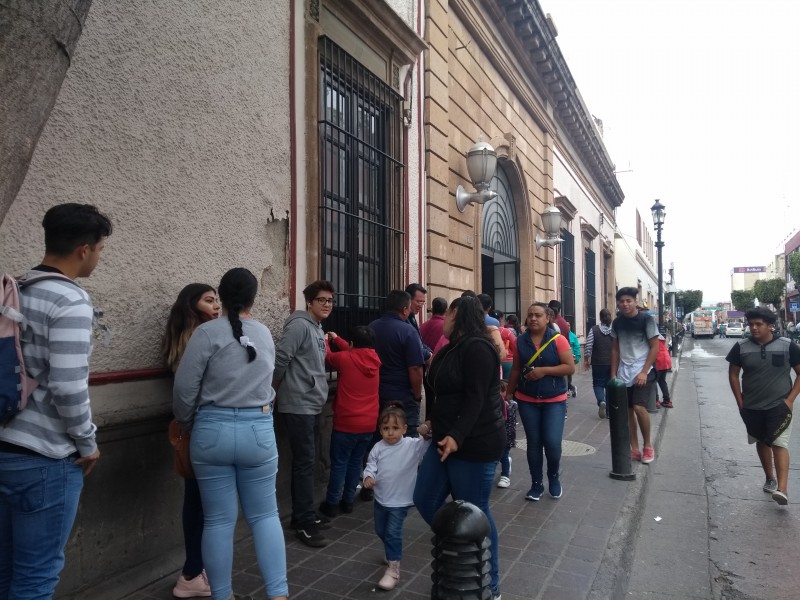 Hacen larga fila para pagar predial atrasado