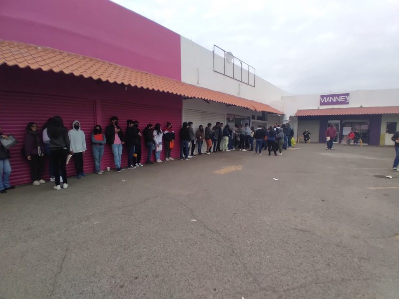 Hacen largas filas para registrarse en la Beca Benito Juárez