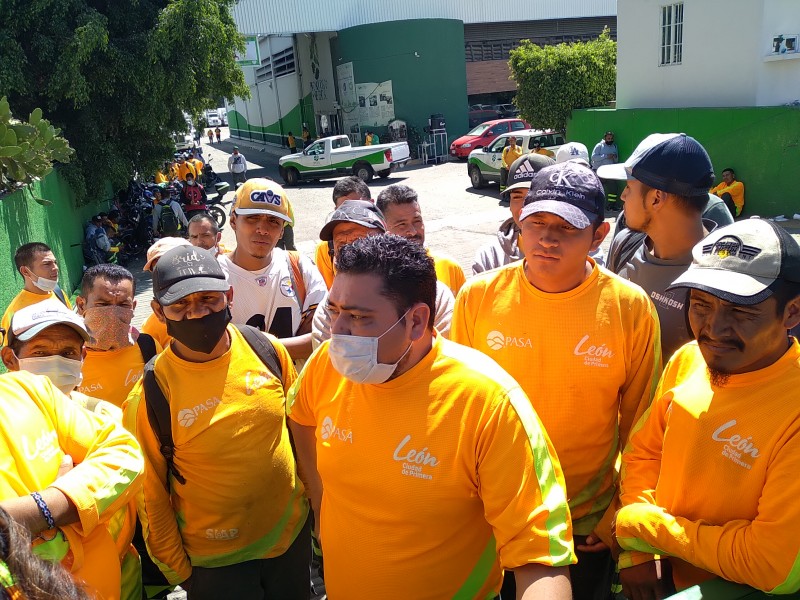 Hacen paro recolectores de basura en León