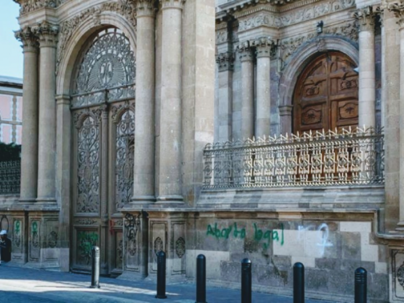 Hacen pintas en pleno festejo en Catedral Metropolitana