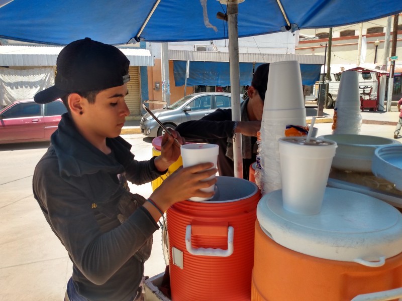 Hacen su agosto con aguas frescas