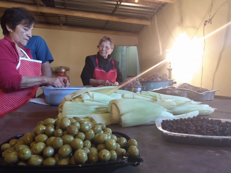 Hacen tamales para la Candelaria