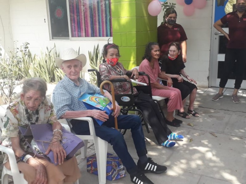 Halagan con muchos regalos a los abuelitos del asilo