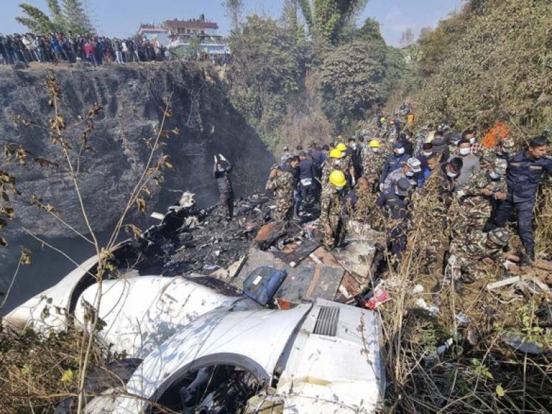 Hallan 68 cadáveres tras accidente aéreo en Nepal