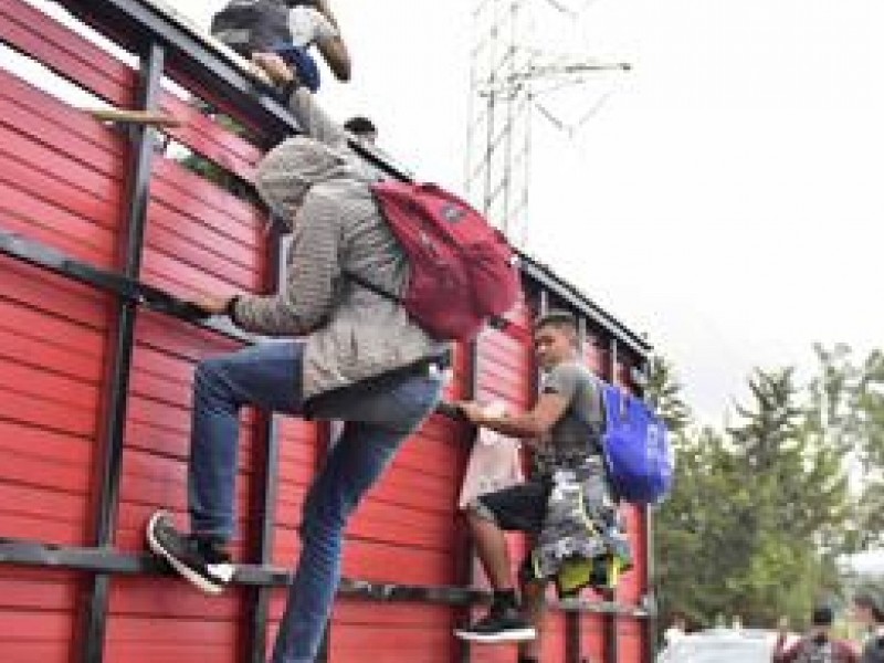 Hallan a 121 migrantes abandonados en un camión