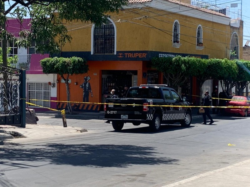 Hallan a pareja sin vida en un sillón