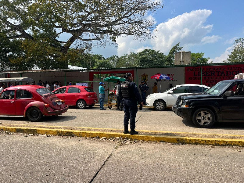 Hallan cartulina con mensaje amenazante en acceso de primaria en Minatitlán