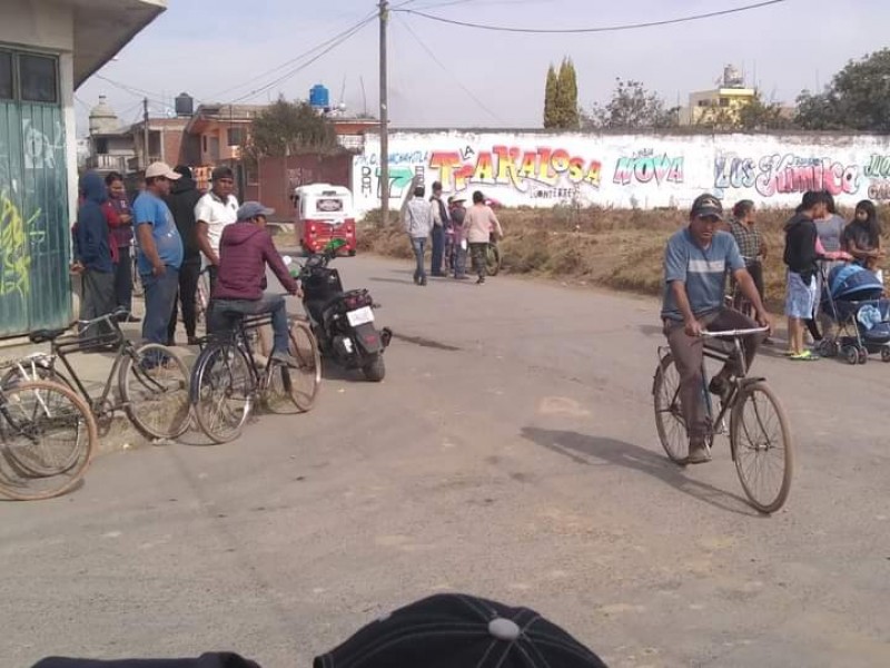 Hallan cuerpo a un costado de canchas deportivas en Cocoyotla