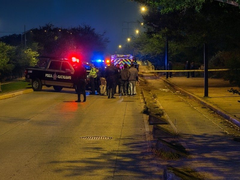 Hallan cuerpo calcinado dentro de vehículo incendiado en Guadalajara