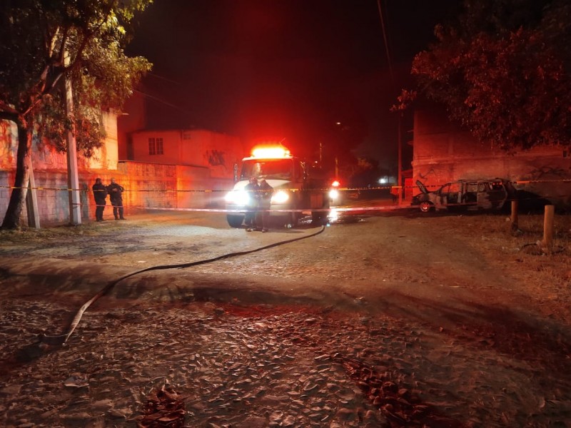 Hallan cuerpo en camioneta incendiada