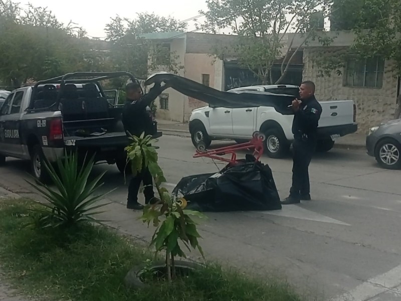 Hallan cuerpo en carrito de supermercado abandonado en colonia Lázaro Cárdenas