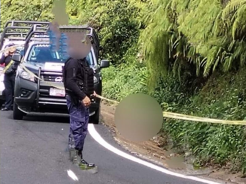 Hallan cuerpo en cuneta de carretera Zacapoaxtla-Cuetzalan