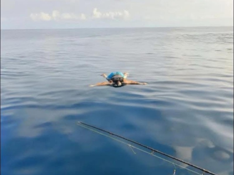 Hallan cuerpo flotando en alta mar en Puerto Vicente Guerrero