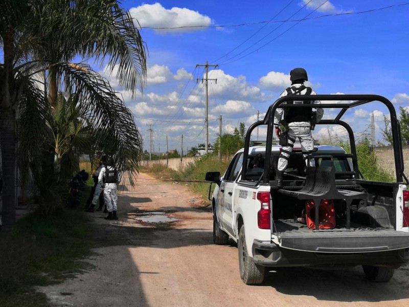 Hallan dos cuerpos y matan a hombre en media hora